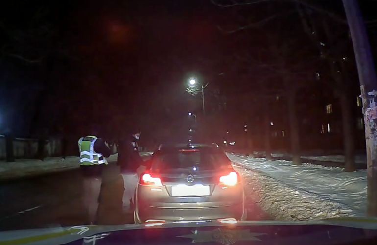 В Житомире водитель Opel наехал на ногу патрульному и попытался сбежать: полисмены устроили погоню. ВИДЕО