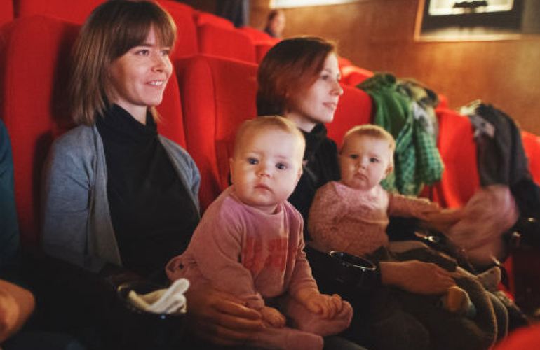 Кинотеатр в Житомире создал специальные «тихие сеансы» для мам с младенцами