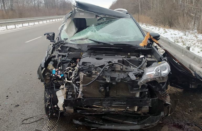 На трассе Киев-Чоп Toyota снесла отбойник: у водителя изъяли права. ФОТО