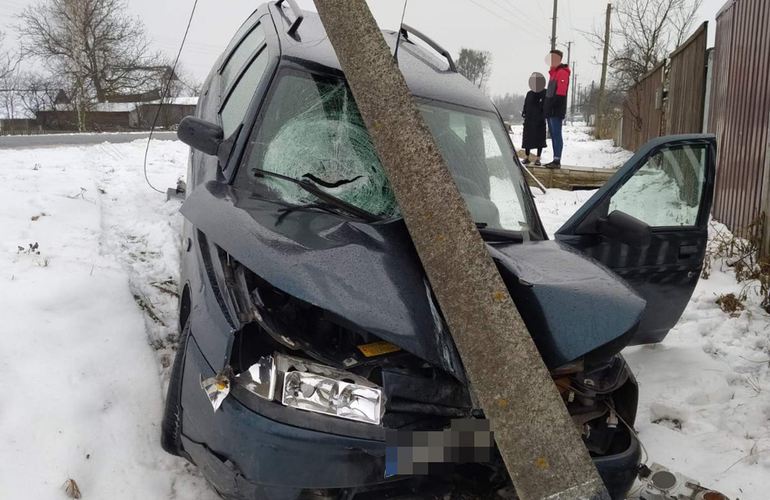 В Житомирской области пьяный водитель сбил пешехода и бетонный столб