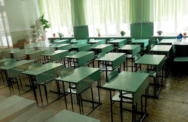 Школам Житомира рекомендовали перейти на «дистанционку»: родители угрожают судом и требуют возобновить учебу