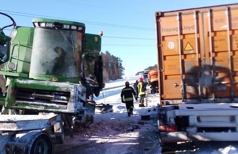 Житомирская объездная заблокирована из-за столкновения двух грузовиков