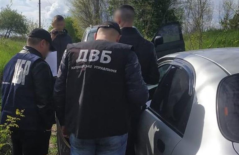Требовал взятки: в Житомирской области экс-начальнику отделения полиции сообщено подозрение