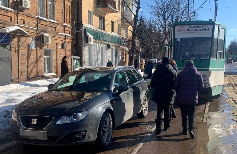 Припаркованная машина заблокировала движение трамваев в Житомире: водителю выписали штраф