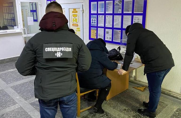 В Житомире следователь налоговой милиции присвоила 450 000 гривен вещдоков