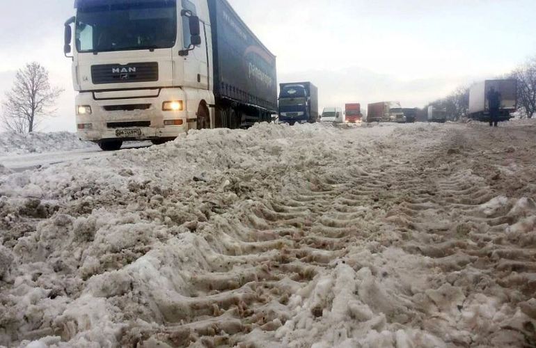 Житомирская область из-за снегопада ограничила движение грузовиков