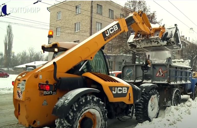 С улиц Житомира начали вывозить снег: к уборке присоединились частные предприниматели