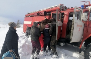 На Житомирщині рятувальники допомогли медикам дістатися до породіллі та хворої дівчинки. ФОТО