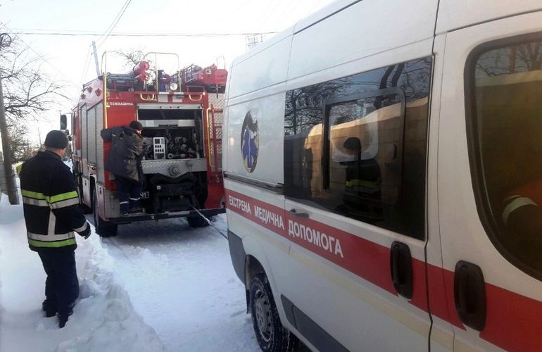 В Житомире «скорая» застряла по дороге к пациенту: помогли спасатели
