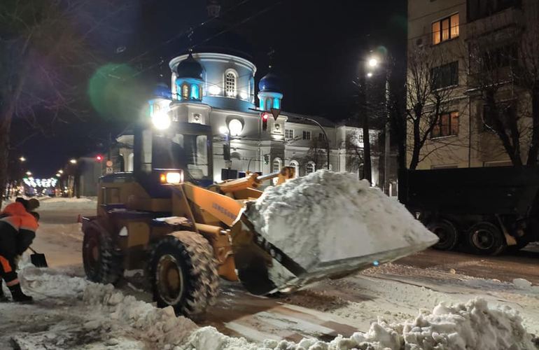 За сутки с улиц Житомира вывезли 1200 тонн снега. ФОТО