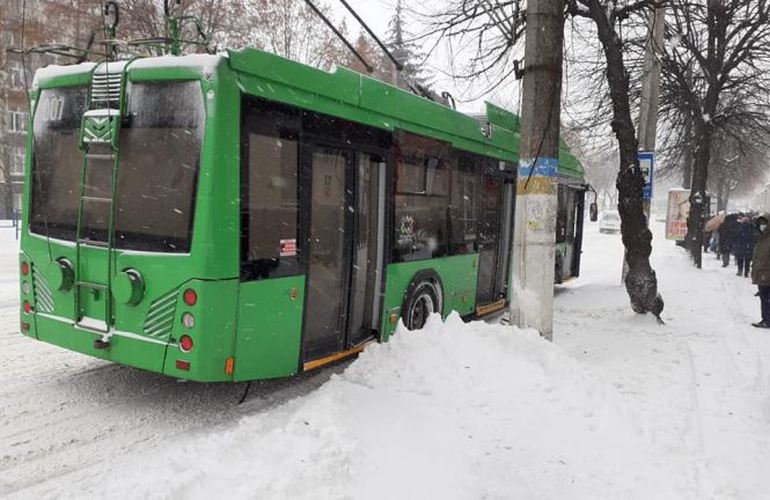 На улице Покровской водоканал чистит коллектор: троллейбусы пустили в объезд