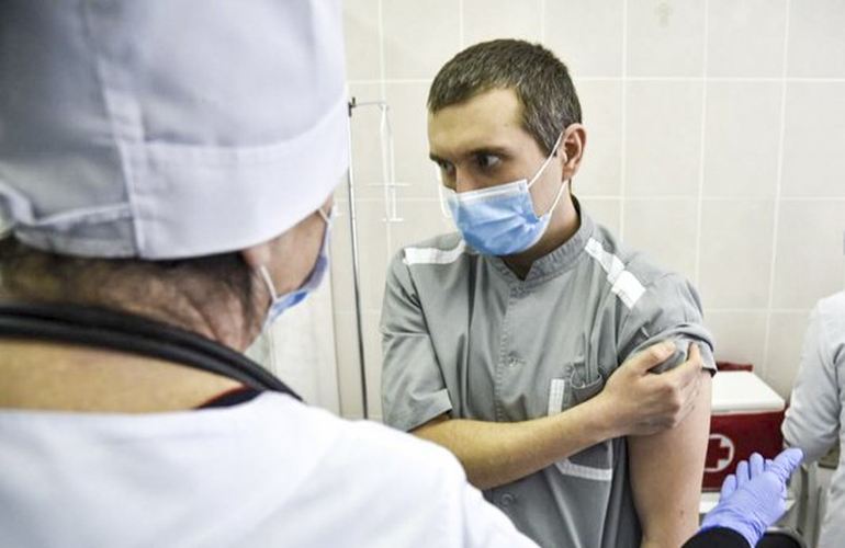 В Украине началась вакцинация от коронавируса: первым прививку получил врач из Черкасс