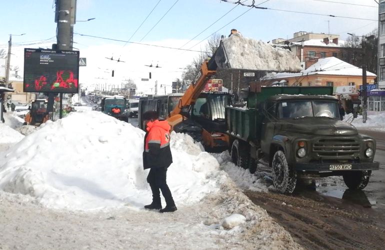 В Житомире будут перекрывать улицы, чтобы убрать горы снега