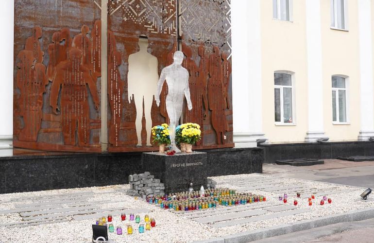 Суд избрал меру пресечения житомирянину, который разбил памятник Героям Небесной Сотни