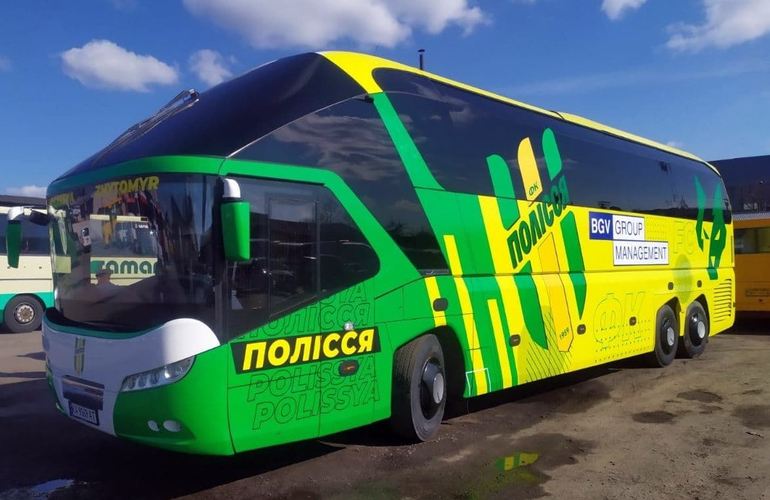 В сети показали новенький клубный автобус житомирского «Полесья». ФОТО