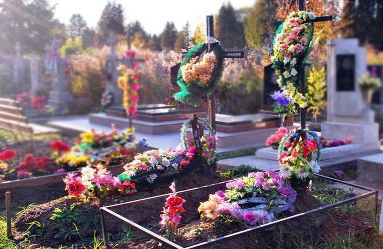 Покупайте живые, а не искусственные: в Житомире в поминальные дни запретили продавать пластиковые цветы