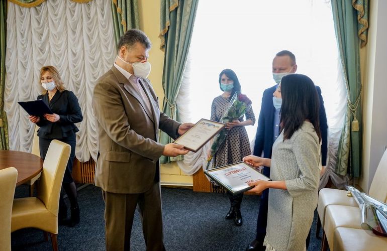 Житомирская ОГА, несмотря на «красную» зону, устроила награждение учителей. ФОТО