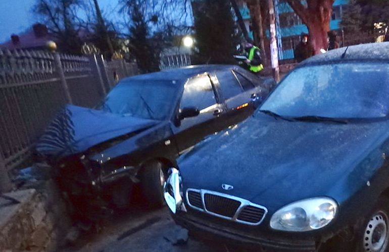Пьяная женщина за рулем Chery протаранила забор поликлиники в Житомире. ФОТО