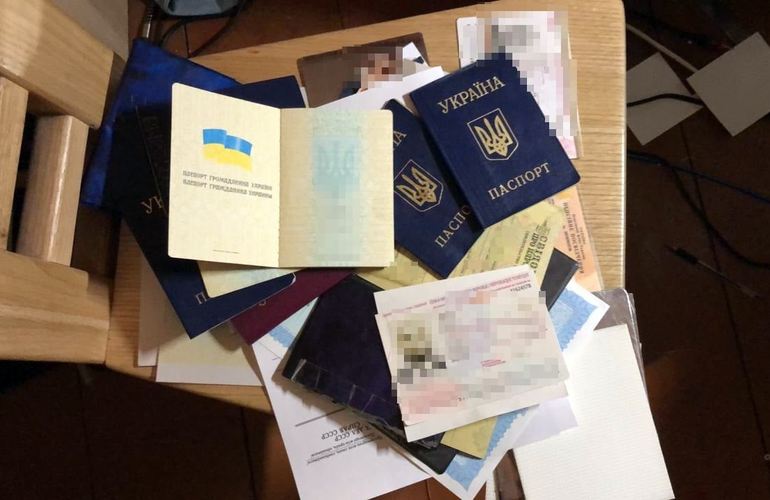 Житель Житомирской области в своем доме «штамповал» поддельные паспорта. ФОТО