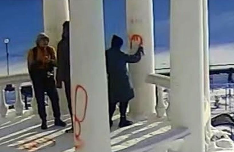 В мэрии Житомира заявили, что активно борются с вандальной росписью стен
