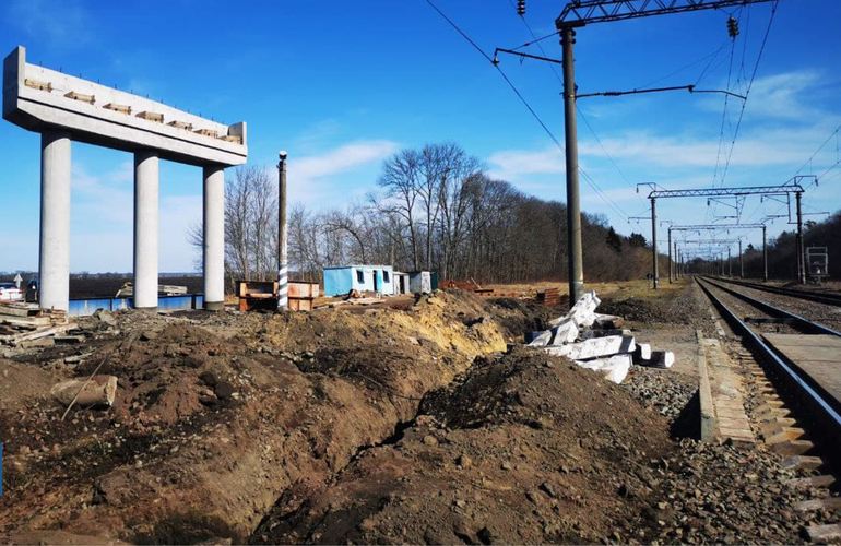 На трассе Житомир – Черновцы восьмой месяц строят 60-метровый путепровод
