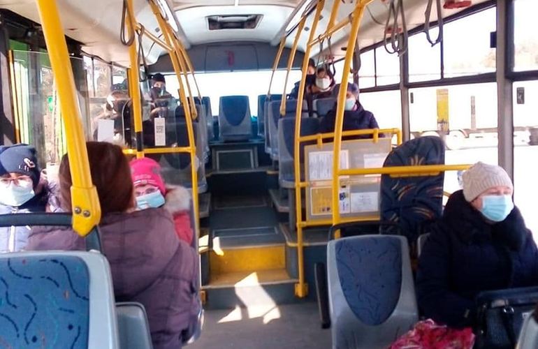 Полиция провела рейд по маршруткам Житомира: проверяли наличие масок у пассажиров и водителей