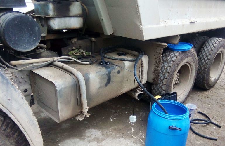 Житель Житомирщины слил из рабочей машины 600 литров топлива и поехал развлекаться в Киев