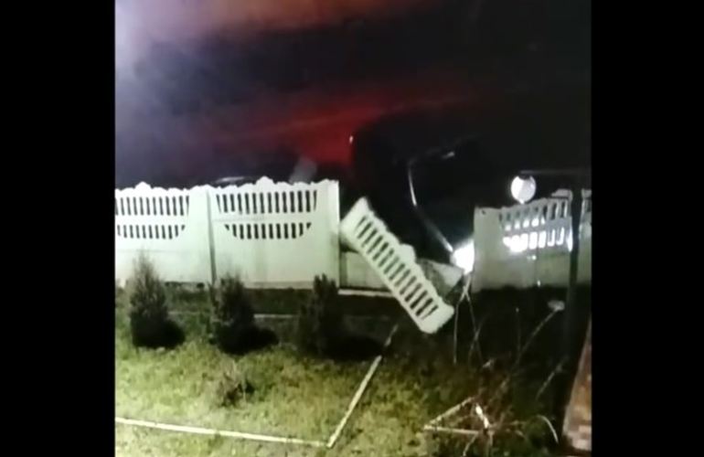 Развалил забор и скрылся: в Житомире разыскивают водителя легковушки. ВИДЕО