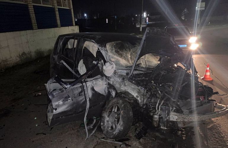 В Житомире пьяный водитель на скорости влетел в стену и вдребезги разбил авто. ВИДЕО