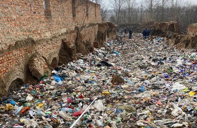 Из села на Житомирщине вывезли 80 тонн львовского мусора. ФОТО