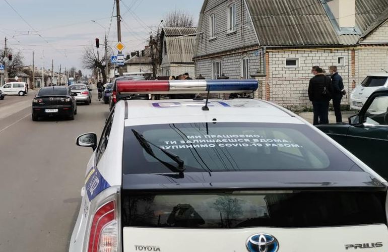 В Житомире таксист сделал замечание пешеходам, а в ответ получил ножевое ранение