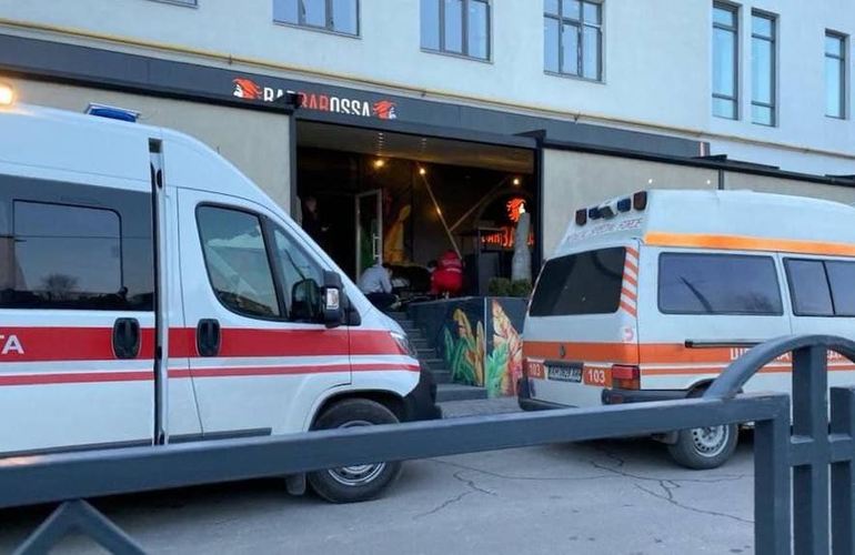 В Житомире возле кафе внезапно умерла молодая художница. ФОТО