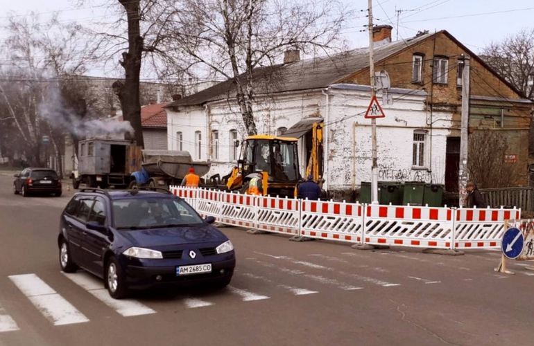 В Житомире прорвало канализационную сеть: горожан предупреждают об осложнении движения на дорогах