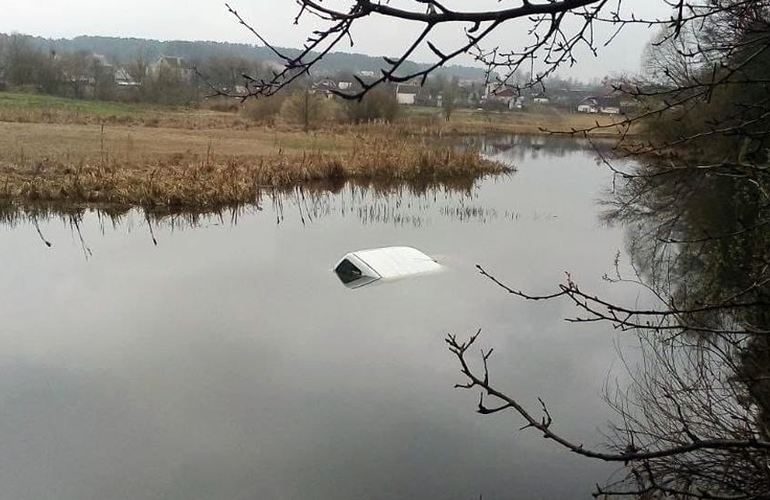 В Житомире угнали автомобиль и утопили его в реке