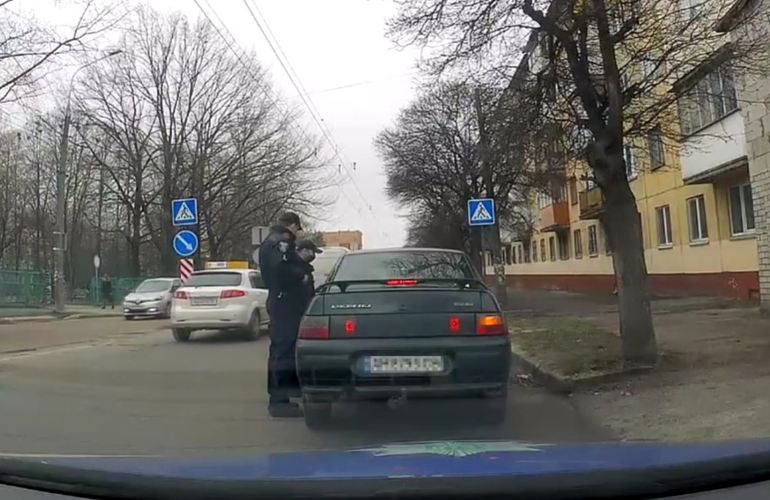 В Житомире патрульные оштрафовали пьяного водителя, а его автомобиль эвакуировали