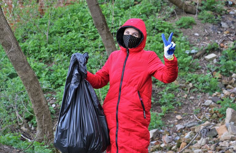 Фоторепортаж: как житомиряне убирали мусор в скверах и парках