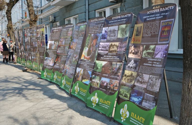 В Житомир двое подростков порезали плакаты выставки: акт вандализма попал на камеры