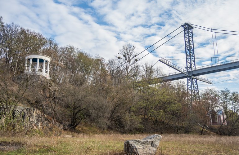 В Житомире мужчина совершил самоубийство, прыгнув с моста в парке