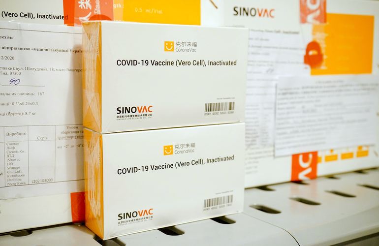Житомирянам начали делать прививки китайской вакциной CoronaVac. ВИДЕО