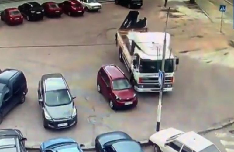 В центре Житомира водитель грузовика врезался в припаркованную легковушку и уехал: видео ДТП