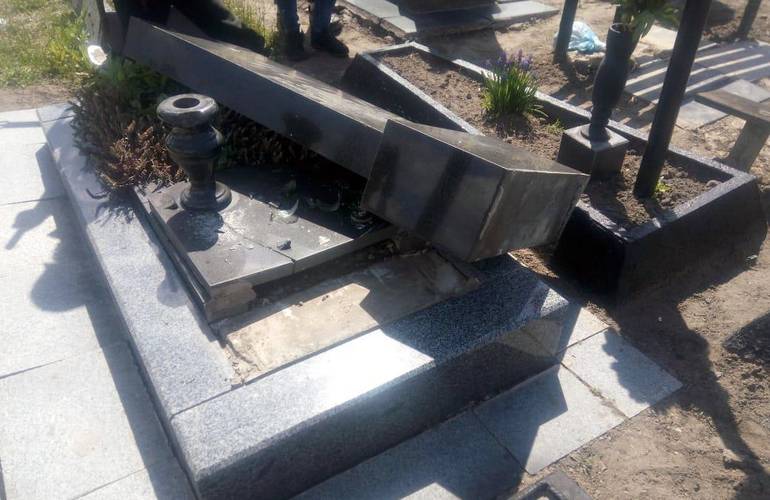 На Житомирщине 49-летний вандал повредил памятники на кладбище