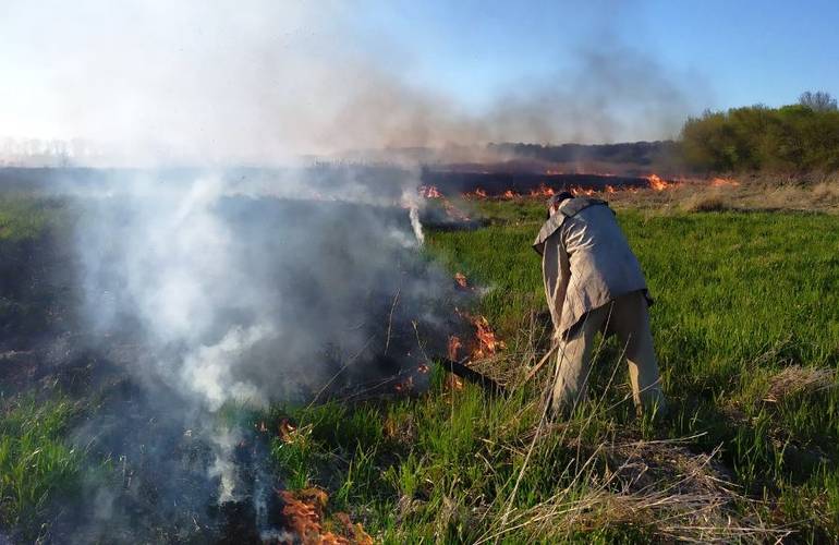 На Житомирщине бабушка, сжигая мусор, едва не подожгла газораспределительный пункт