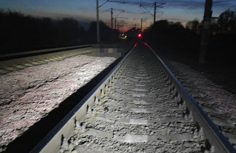 Смерть на путях: на Житомирщине под колеса поезда попал мужчина