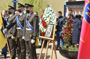 Сотні коростенців попрощались із загиблим на Донбасі бійцем Сергієм Коробцовим. ФОТО